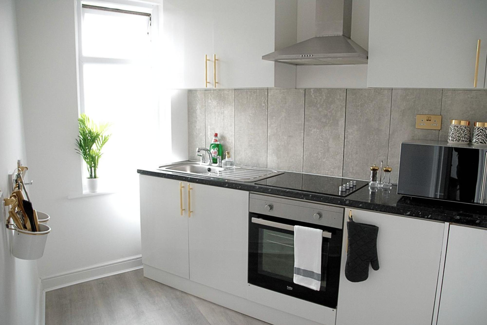 Modern Town Centre Flat - Free Shared Parking, King Size Bed, 5 Minutes Walk To Beach Bournemouth Buitenkant foto